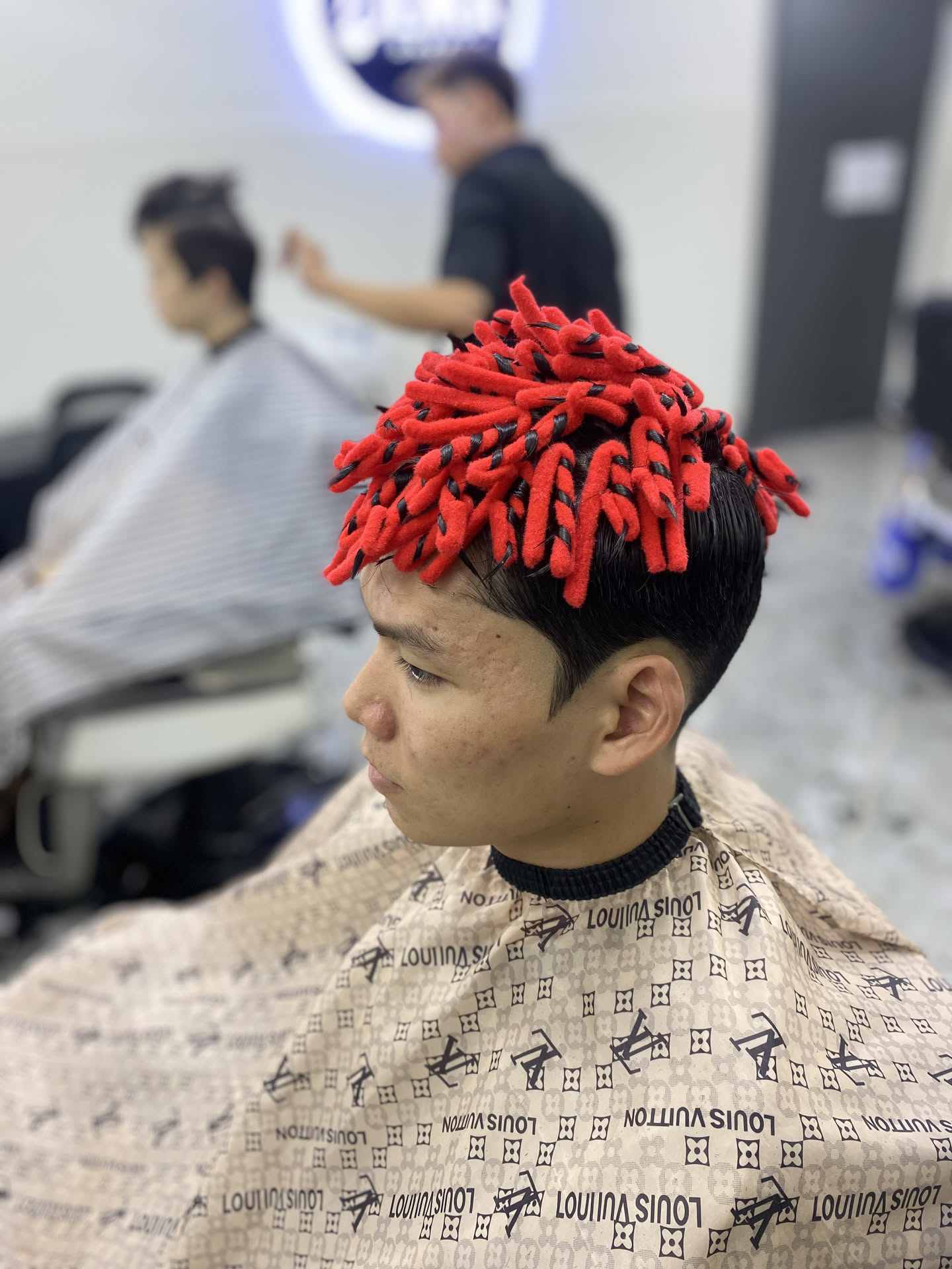 Uốn tóc nam tại DemaBarber Quận 10