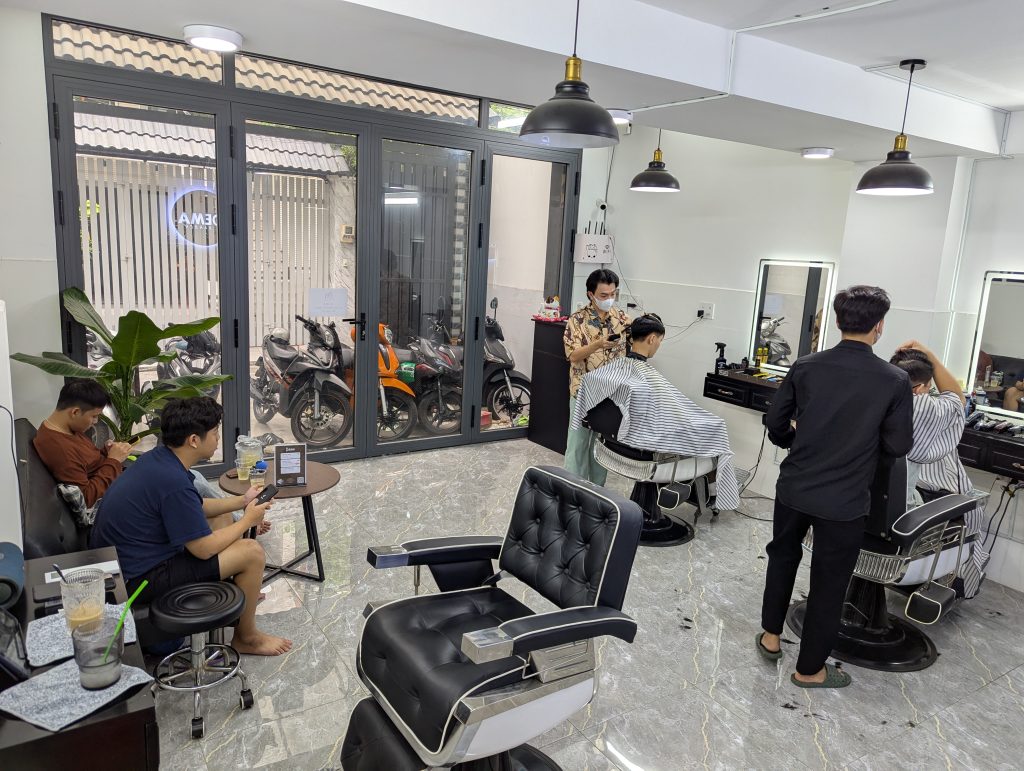 Ảnh barber đang cắt tóc cho khách tại Dema Barber